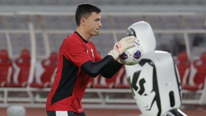 PUJI AUDERO CS - Pesepak bola Timnas Indonesia Emil Audero melakukan latihan jelang pertandingan Timnas Indonesia melawan Bahrain dalam babak kualifikasi Piala Dunia 2026 Zona Asia di Stadion Utama Gelora Bung Karno, Senayan, Jakarta, Senin (24/3/2025). Intip prediksi skor Serie A antara Inter Milan vs Cremonese, Cristian Chivu puji-puji Emil Audero Cs. (TRIBUNNEWS/IRWAN RISMAWAN)