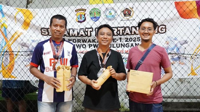 PORWAKAB BULUNGAN - Foto bersama wartawan TribunKaltara.com di sela penyerahan hadiah di Lapangan Surya Futsal, pada Minggu (16/11/2025) malam. Di Porwakab Bulungan I, wartawan TribunKaltara.com sukses meraih medali emas, perak, dan perunggu.