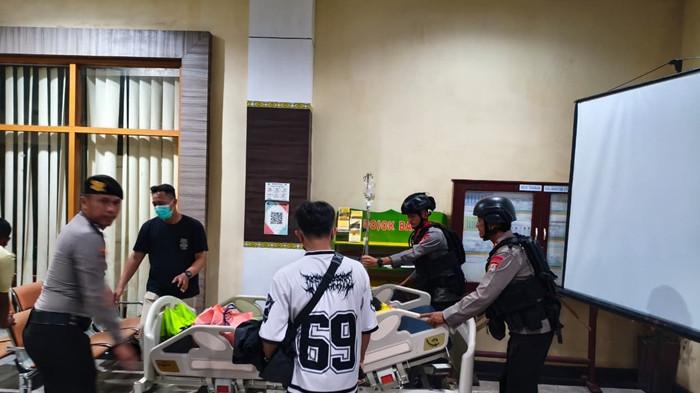Foto saat polisi turun tangan ke sejumlah lokasi pasca gempa Tarakan.