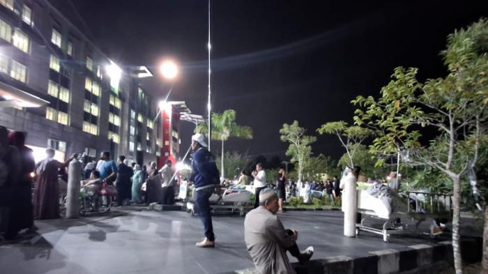 GEMPA TARAKAN - Suasana di luar gedung RS dr Jusuf SK yang dipadati pasien dan pengunjung sesaat setelah gempa magnitudo 4,7 melanda Tarakan, Rabu (5/11/2025). (TRIBUNKALTARA.COM/ANDI PAUSIAH)