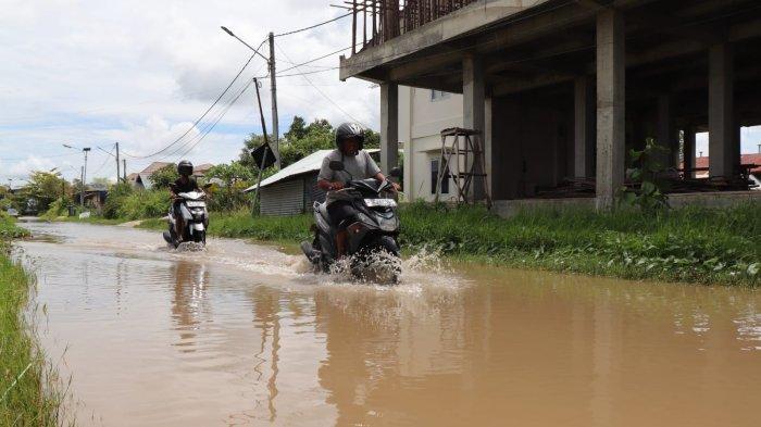 Genangan Air di Jalan Lembasung Tanjung Selor Bulungan Sulitkan Warga, Pengendara Nyaris Jatuh