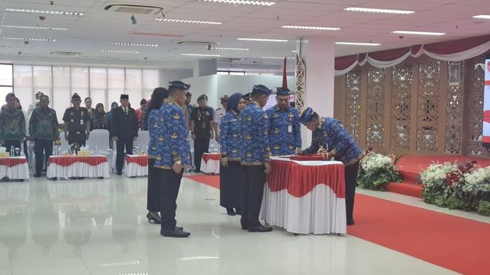 PEJABAT BARU - Gubernur Kaltara Zainal Paliwang saat melakukan pelantikan dan pengambilan sumpah janji 41 JPT dan belasan pejabat fungsional di lingkungan Pemprov Kaltara, Kamis (11/6/2026). Inilah daftar pejabat baru yang dilantik Gubernur Kaltara, Zainal Paliwang, hari ini, ada Asisten hingga Kepala Dinas atau Kadis. (TribunKaltara.com / Desi Kartika)