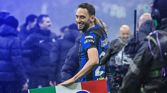 DIGANGGU CEDERA - Selebrasi Hakan Calhanoglu ketika membawa Inter Milan meraih Scudetto usai mengalahkan AC Milan di Liga Italia Serie A, Selasa (22/4/2024). Gelandang asal Turki itu mengalami cedera pergelangan tangan jelang Derby della Madonnina jilid 1 musim 2025/2026, Selasa (18/11/2025). (ARSIP - Instagram / @hakancalhanoglu)