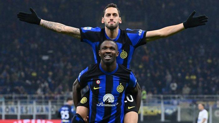 POTENSIAL DILEPAS - Selebrasi Hakan Calhanoglu dan Marcus Thuram saat memperkuat Inter Milan musim 2023/2024. Dua bintang Nerazzurri ini berpotensi dilepas pada bursa transfer musim panas 2026, demi menyelamatkan keuangan klub, Jumat (27/2/2026).