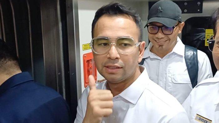 RAFFI AHMAD - Raffi Ahmad saat ditemui di Stasiun Gambir, Jakarta Pusat, Senin (11/12/2024) malam. Raffi Ahmad diduga masih memiliki tunggakan honor ke pengacara yang tangani kasus narkobanya pada 2013 lalu.