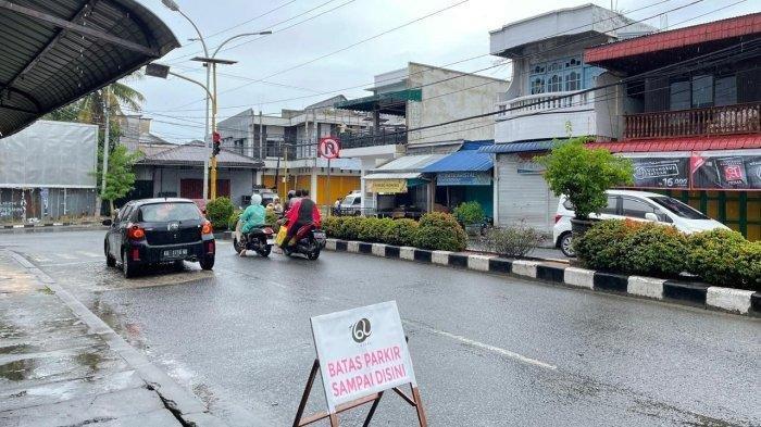 PRAKIRAAN CUACA KALTARA - Pengendara sepeda motor di Nunukan mengenakan jas hujan saat melalui Jalan Ahmad Yani, Kelurahan Nunukan Tengah, Kabupaten Nunukan, Kalimantan Utara. Foto diambil pada Senin (17/02/2025), siang. Simak prakiraan cuaca Kaltara hari ini Senin 4 Agustus 2025, seluruh wilayah Kabupaten/Kota berpotensi hujan ringan hingga sedang.