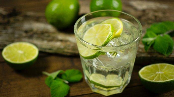 MANFAAT JERUK NIPIS - Potret air jeruk nipis. Lihat manfaat jeruk nipis bagi kesehatan berikut ini, bantu turunkan berat badan hingga cegah diabetes.