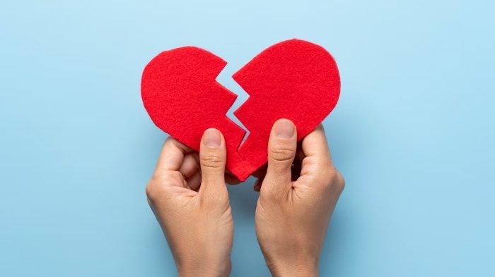 PANTUN PATAH HATI - Simak kumpulan pantun patah hati, cocok untuk kamu yang baru putus cinta dari sang kekasih. Yuk bagikan!