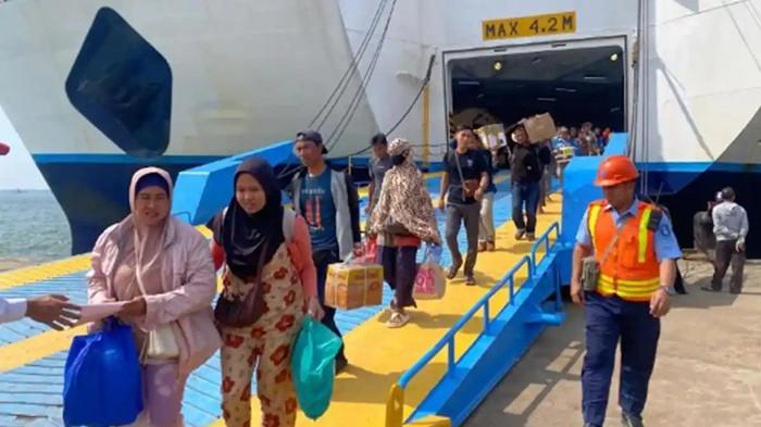 JADWAL PELNI - Ilustrasi saat sejumlah pemudik turun dari kapal saat tiba di Pelabuhan Tanjung Perak, pada momen Mudik Hari Raya Idul Fitri 2026. Cek Jadwal Kapal Pelni dari Balikpapan ke Surabaya terbaru 2026, yang dilengkapi harga tiket pasca diskon 30 persen. Surya.co.id/Febrianto Ramadani