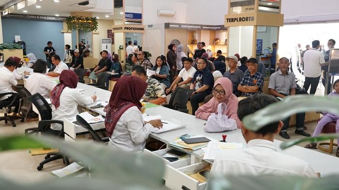 Ilustrasi warga mengurus dokumen pasca jual beli tanah.