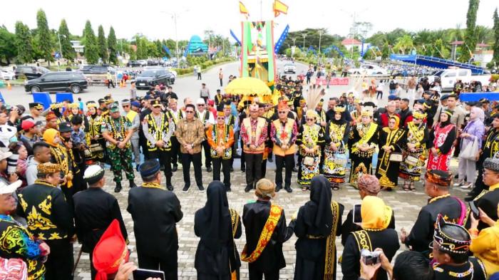 TIMUG PENSALUY - Prosesi khas tuan rumah suku Tidung Malinau, Timug Pensaluy yang artinya air penyejuk menyambut tamu kehormatan Irau Malinau, Selasa (7/10/2025). Prosesi ini memiliki makna yang puitis sekaligus mendalam. Menjadi laku dari kebiasaan hidup.