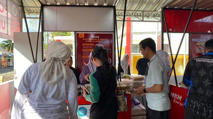 Irwan Sabri (kanan), tampak berbelanja usai meresmikan Food Court UMKM Center
