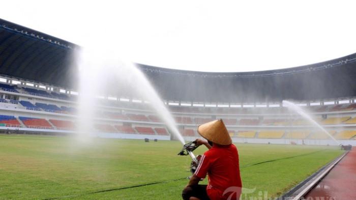 VENUE DUEL - Pekerja melakukan perawatan rumput di Stadion Jatidiri Semarang yang proses renovasinya telah mencapai angka 100 persen, Selasa (18/1/22). Duel PSIS vs PSS di Championship dihelat pukul 19.00 WIB malam di Stadion Jatidiri. TRIBUN JATENG/HERMAWAN HANDAKA