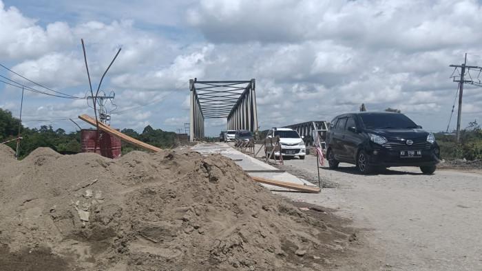 AKAN DITUTUP SEMENTARA - Pengerjaan oprit jembatan Buluh Perindu di samping PLTU yang sedang berjalan. Mulai 14 November 2025, akses jalan akan ditutup sementara, karena akan ada pengecoran pada semua sisi.