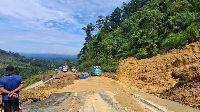 Jalan longsor Tulin Onsoi 01 26082025.jpg