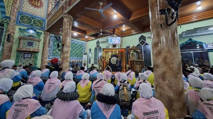 Jemaah calon haji asal Sebatik saat diberangkatkan menuju Tarakan melalui Pelabuhan Sungai Nyamuk