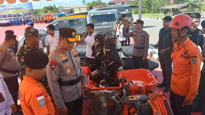APEL KESIAPAN HADAPI POTENSI BENCANA - Kapolda Kaltara Irjen Pol Djati Wiyoto Abadhy saat memeriksa peralatan pada pelaksanaan apel kesiapan dalam rangka tanggap darurat bencana hidrometeorologi tahun 2025 di Mapolda Kaltara pada Rabu (05/11/2025).