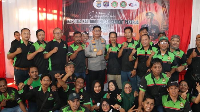SILATURAHMI - Dalam upaya mempererat sinergi antara aparat Kepolisian dan elemen pekerja, Kapolda Kaltara Irjen Pol Djati Wiyoto Abadhy, menggelar silaturahmi bersama para pimpinan dan anggota Serikat Buruh Pekerja se-Kalimantan Utara, pada Sabtu (17/10/2025).