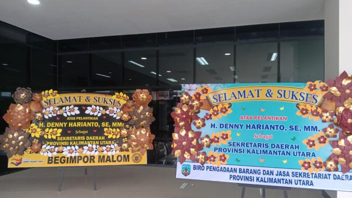 KARANGAN BUNGA UCAPAN- Berbagai karangan bungan ucapan selamat atas terpilihnya Denny Harianto sebagai Sekprov sudah menghiasi kantor Gubernur Kaltara di Jalan Kolonel Soetadji, Tanjung Selor, Bulungan Kaltara, Kamis (18/12/2025)