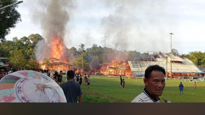 KEBAKARAN PESO - Kobaran api tampak menghanguskan satu Lamin Adat Peso dan 2 rumah warga sert 1 rumah dinas bidan yang kosong, Rabu (14/1/2026)