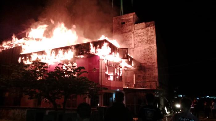 Sebuah Tragedi Malam: Korsleting Listrik Hanguskan Rumah 2 Lantai di Sebatik