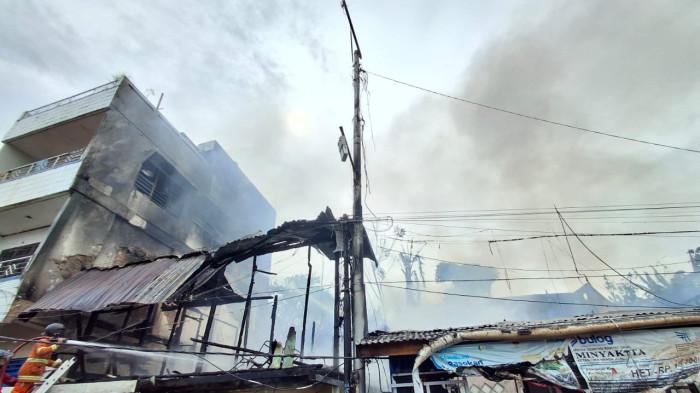 KEBAKARAN DI SEBENGKOK- Petugas PMK Tarakan berjibaku memadamkan api di lokasi kebakaran  RT 6 Kelurahan Sebengkok Tarakan, Kalimantan Utara hari ini, Minggu (26/10/2025).