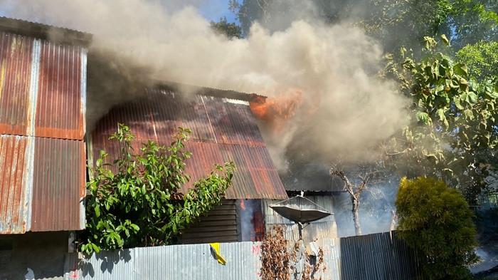 RUMAH WALET TERBAKAR - Kebakaran rumah sarang walet di Kecamatan Sesayap Hilir, Kabupaten Tana Tidung, Kaltara, Minggu (3/5/2026). Enam unit armada Damkar Tana Tidung diturunkan ke lokasi. (ISTIMEWA)