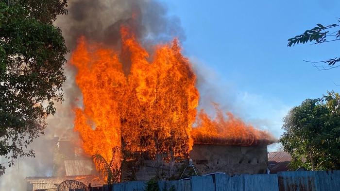 RUMAH WALET TERBAKAR - Kebakaran rumah sarang walet di Kecamatan Sesayap Hilir, Kabupaten Tana Tidung, Kaltara, Minggu (3/5/2026). Enam unit armada Damkar Tana Tidung diturunkan ke lokasi. (ISTIMEWA)