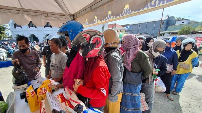 GERAKAN PANGAN MURAH - Kegiatan Gerakan Pangan Murah kembali dilaksanakan Pemkot Tarakan di dalamnya tergabung salah satunya DKPP Kota Tarakan, DKUKMP Kota Tarakan dan berbagai instansi lain tergabung TPID, pada Rabu (20/5/2026). Kepala Bidang Ketahanan Pangan DKPP Kota Tarakan, Syahrul, mengatakan pada pelaksanaan kali ini pihak DKPP menyiapkan sebanyak 336 paket sembako untuk masyarakat. TRIBUNKALTARA.COM/ANDI PAUSIAH