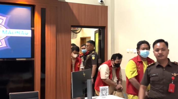 TERSANGKA KORUPSI – Kejaksaan Negeri Malinau menetapkan tiga tersangka kasus dugaan korupsi rehabilitasi dermaga speedboat Malinau, Selasa (22/7/2025) malam. Ketiga tersangka sementara resmi ditahan menunggu perkara dilimpahkan ke tahap persidangan. (TRIBUNKALTARA.COM / MOHAMMAD SUPRI)