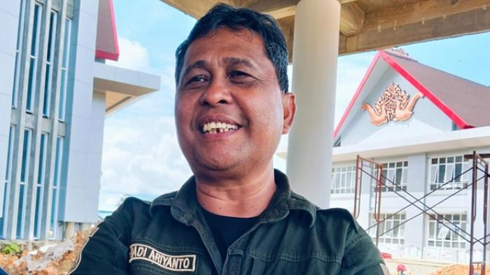 PROGRES PEMBANGUNAN PUSPEM - Kepala Dinas PUPR Perkim, Hadi Aryanto saat ditemui di kawasan Puspem Kabupaten Tana Tidung, Kaltara, Sabtu (15/11/2025). Ia jelaskan progres pembangunan Puspem yang rata-rata diatas 50 persen. (TribunKaltara.com/Rismayanti)