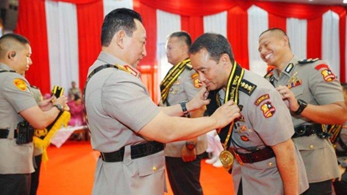 JENDERAL BARU - Ahrie Sonta menunduk depan Kapolri (kiri). Inilah 15 daftar Jenderal baru usai mutasi Polri terbaru 2025, termasuk eks Sekretaris Pribadi Kapolri Jenderal Listyo Sigit Prabowo yakni Ahrie Sonta turut pecah bintang.