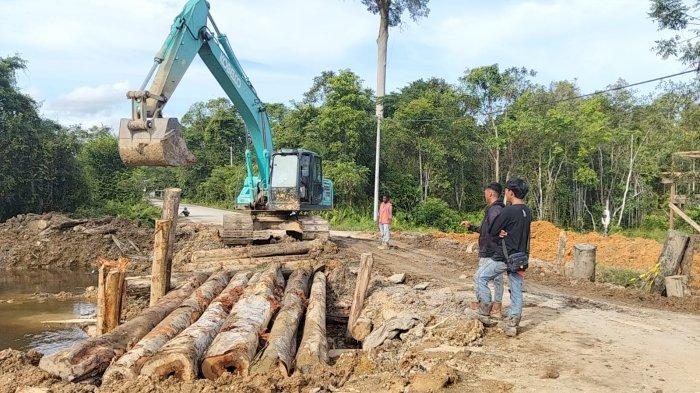 Jalan Nasional Ambles di Kujau Akibat Curah Hujan Tinggi, Dishub Tana Tidung Pasang Rambu Peringatan