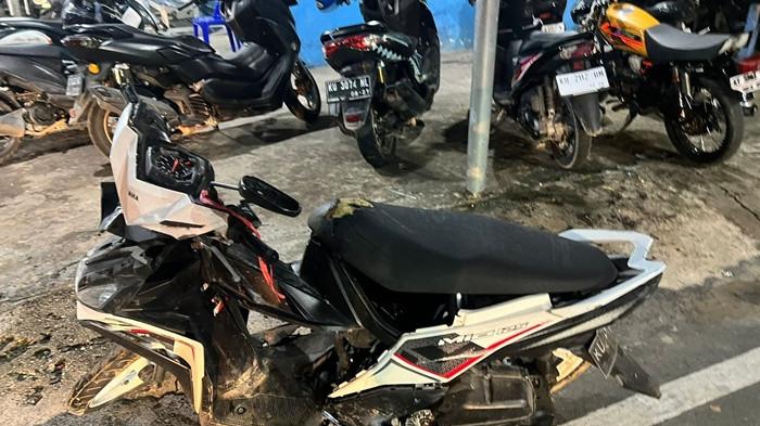 Kondisi  sepeda motor seusai mengalami kecelakaan lalu lintas