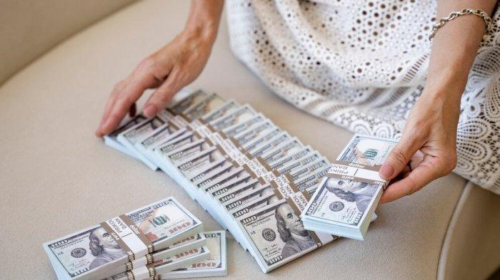 PANTUN TEMA REZEKI - Potret wanita kaya paruh baya dengan uang kertas. Simak kumpulan pantun tentang Rezeki yang bisa jadi pengingat dan nasihat agar selalu bersyukur dan mencari uang dengan cara halal.