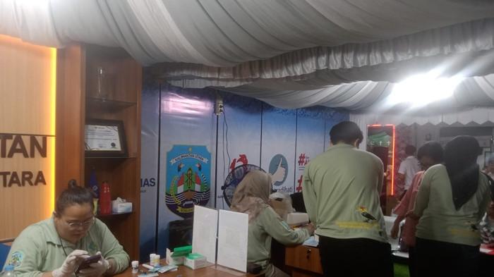 LAYANAN KESEHATAN GRATIS - Suasana di sela pemberian layanan kesehatan gratis yang ada di stand Dinkes Kaltara. Dinkes Kaltara turut ambil bagian dalam gelaran Benuanta Fest 2K25, termasuk hadirkan layanan kesehatan gratis buat pengunjung.