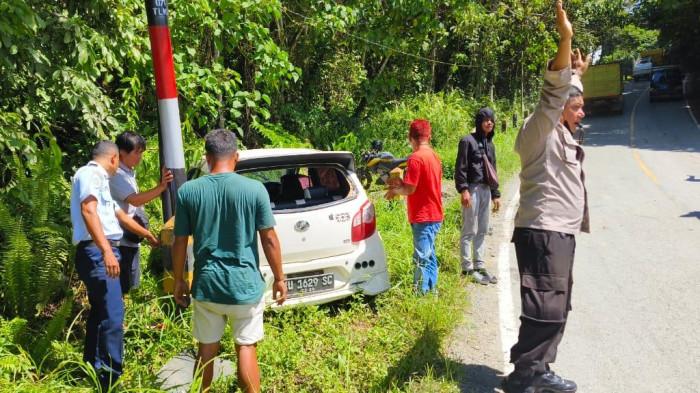 MOBIL DIEVAKUASI -Mobil yang tertabrak bagian belakang Bus Damri, dievakuasi. Semua penumpang dan sopir selamat dalam kecelakaan di Jalan Poros Sempayang, Malinau Barat, siang tadi, Rabu (19/11/2025).