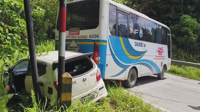 BUS DAMRI KECELAKAAN - Laka Lantas Bus Damri melintang di jalan dan mobil tertabraj di belakangnya, Rabu (19/11/2025). Kondisi ini menyebabkan perlambatan arus kendaraan di poros Sempayang.