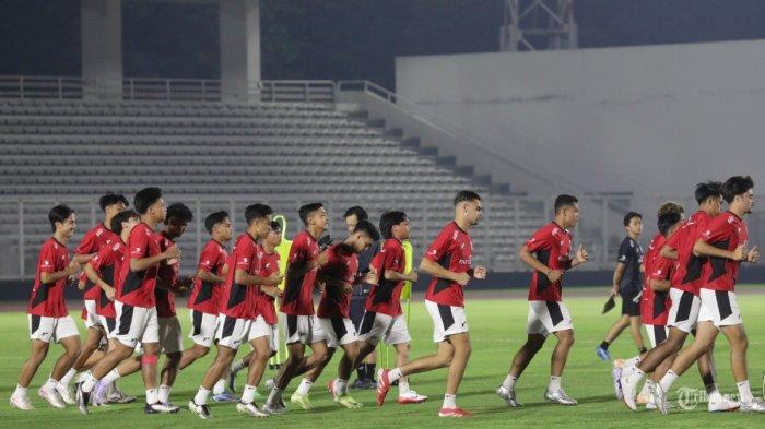 PEMAIN TIMNAS INDONESIA - Sejumlah pesepak bola Timnas Indonesia U-23 mengikuti sesi latihan di Stadion Madya, Komplek GBK, Senayan, Jakarta, Kamis (10/7/2025). Indra Sjafri memanggil sejumlah pemain Timnas Indonesia U-22 untuk persiapan SEA Games 2025.