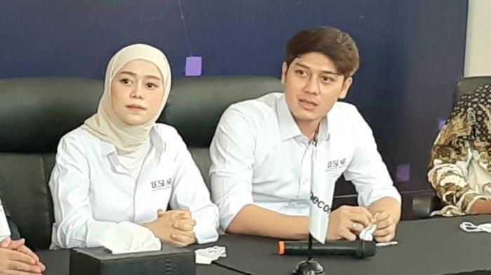 HAMIL ANAK KETIGA - Rizky Billar dan Lesti Kejora di kawasan Pluit Jakarta Utara, Jumat (11/3/2022). Lesti Kejora hamil anak ketiga, Rizky Billar sebut sang istri ngidam dibuatkan klinik kecantikan.