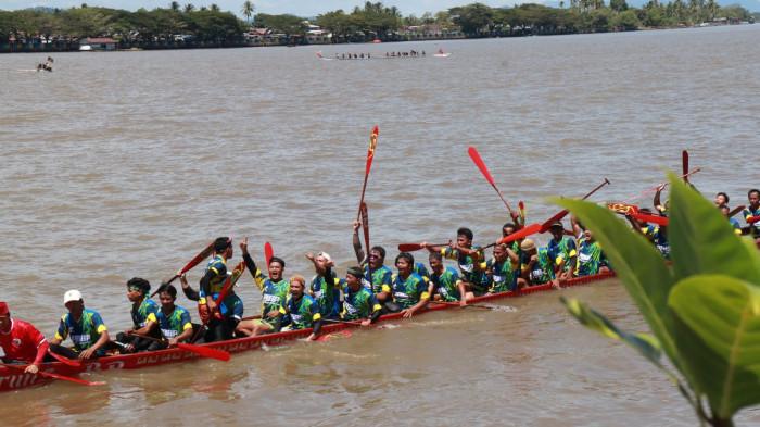 LOMBA PACU JALUR - proses pelaksanaan lomba pacu jalur atau lomba dayung dalam babak penyisihan kelas 30 putra yang berlangsung kemarin (2/11/2025). Tampak salah satu tim bersorak sambil mendayung di Sungai Kayan, Tanjung Selor, Bulungan Kalimantan Utara.