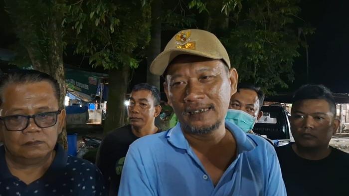 Lurah Karang Rejo, Sugeng, bersama tetangga korban, Barokah