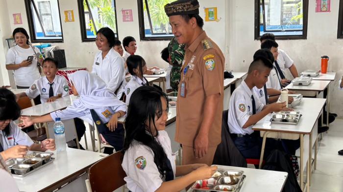 MBG - Program Makan Bergizi Gratis (MBG) di Malinau Kota pada saat pelaksanaan perdana beberapa waktu lalu. Ketua Umum Persatuan Ahli Gizi Indonesia (Persagi) Dodi Izwardi menyatakan bahwa program makan bergizi gratis ( MBG ) merupakan solusi krusial untuk mengatasi fenomena kedaruratan tersembunyi atau silent emergency akibat dampak jangka panjang stunting di Indonesia.