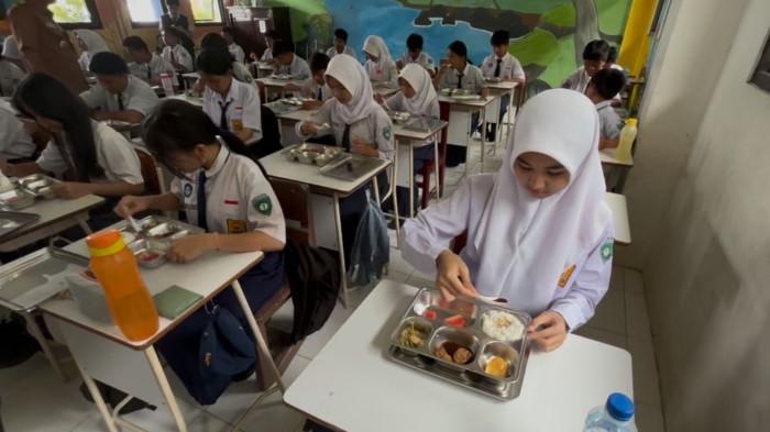 MAKAN BERGIZI GRATIS – Siswa-siswi SMPN 1 Malinau menikmati makan siang dalam program makan bergizi gratis (MBG) perdana di Malinau, Kalimantan Utara, Senin (4/8/2025).