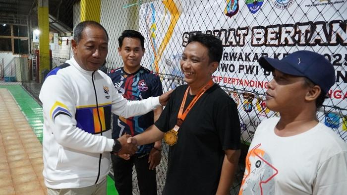 Manajer TribunKaltara.com, Adhinata Kusuma (tengah)