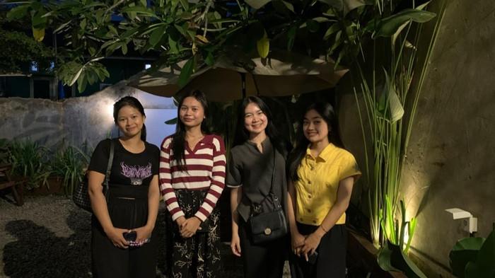 NYANYI DEPAN PRABOWO - Marshela Dosianty (dua dari kiri) saat ditemui di salah satu kafe di Tanjung Selor belum lama ini. Kenalkan inilah Marshela Dosianty, siswi SMA Negeri 1 Tanjung Selor yang pernah menyanyi di depan Presiden RI Prabowo Subianto.