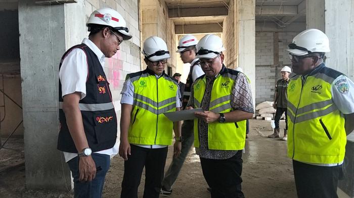 MONEY PEMBANGUNAN RSUD - Bupati Tana Tidung Ibrahim Ali bersama rombongan saat Monev pembangunan RSUD Akhmad Berahim, Jl Padat Karya, Tideng Pale, Kecamatan Sesayap, Kabupaten Tana Tidung, Kaltara, Rabu (5/11/2025). Ia sampaikan rasa syukur atas pemberian pemerintah pusat. (TribunKaltara.com/Rismayanti)
