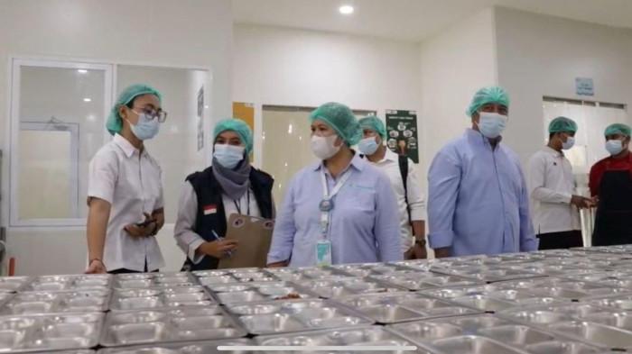 AMAN DIKONSUMSI - Murid SD di salah satu sekolah menikmati menu makanan bergizi gratis. (istimewa)