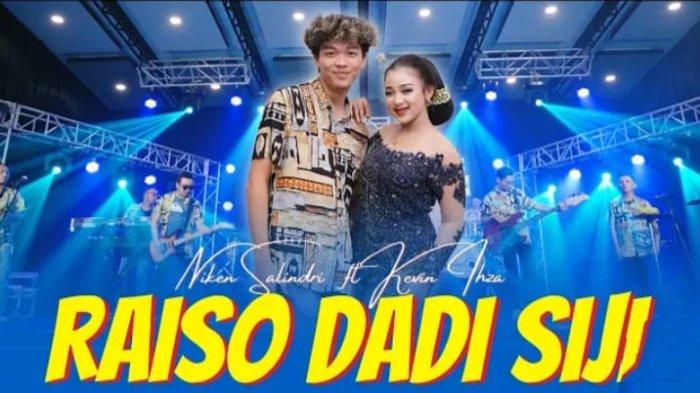 Yigit Sara Jayni turli pozitsiyalarda sikadi va eshagiga kiradi Yigit Sara Jayni turli pozitsiyalarda sikadi va eshagiga kiradi