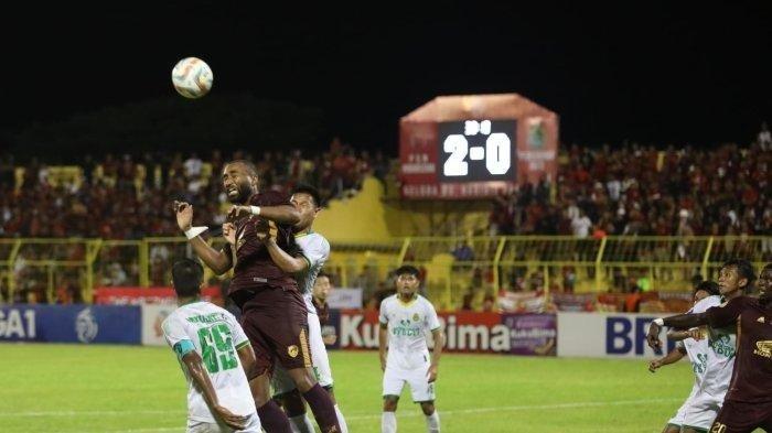 YURAN MASIH ABSEN - Bek PSM Makassar, Yuran Fernandes (merah) duel bola udara saat melawan Persikabo 1973 di Stadion BJ Habibie, Parepare, Kamis (23/11/2023). Terungkap penyebab sebenarnya sehingga Yuran Fernandes belum juga gabung skuat PSM Makassar di Super League 2025/2026.